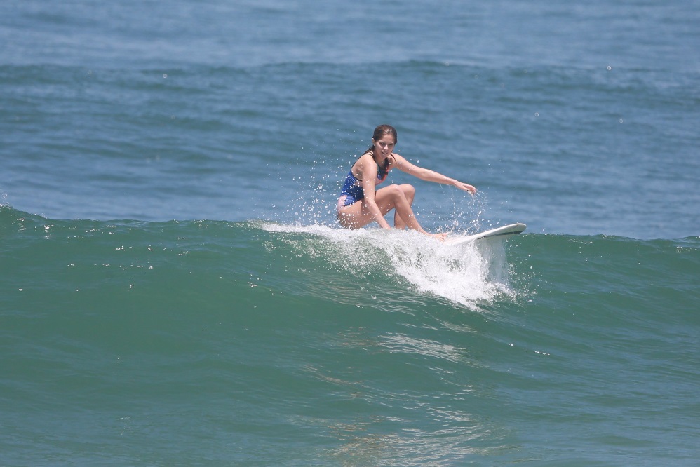 Isabella Santoni surfa na praia da Macumba