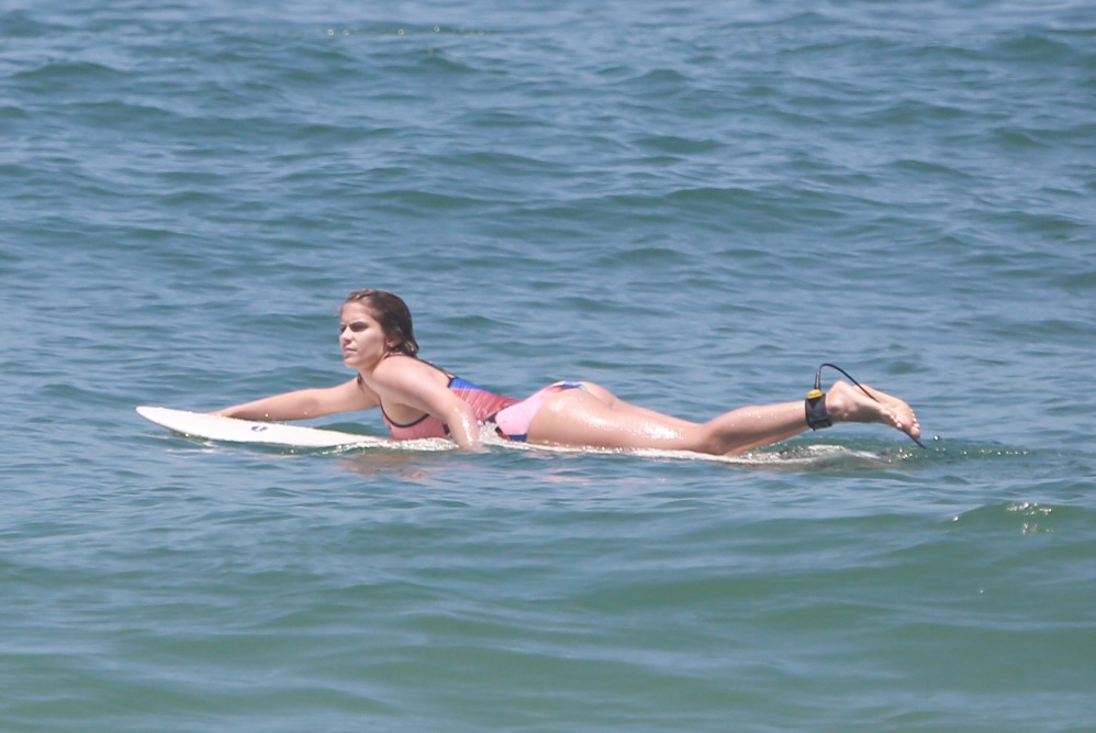 Isabella Santoni surfa na praia da Macumba