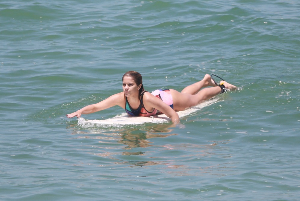 Isabella Santoni surfa na praia da Macumba