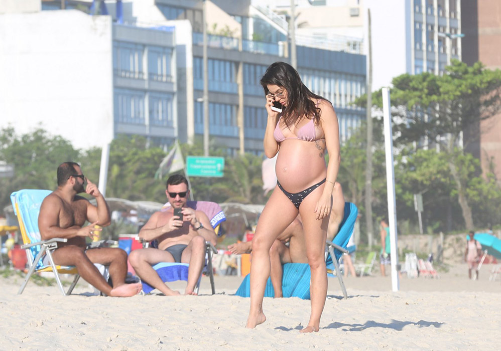 Grávida de 8 meses, Isis Valverde esbanja beleza em praia