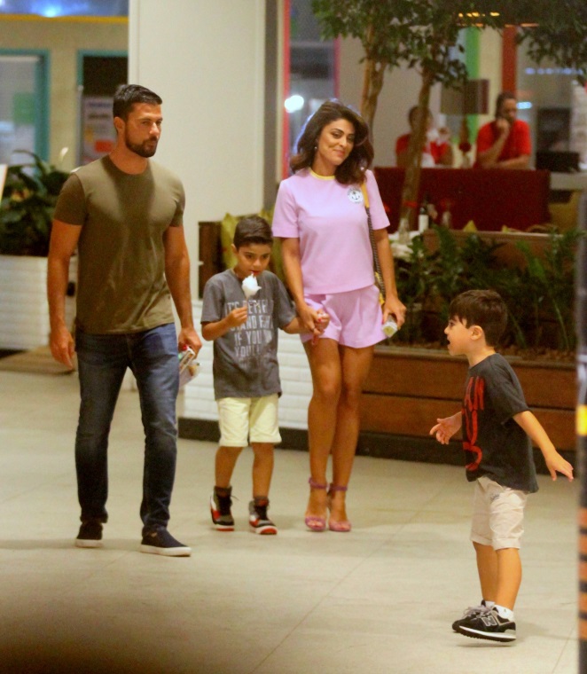 Juliana Paes é só estilo em dia de passeio com a família