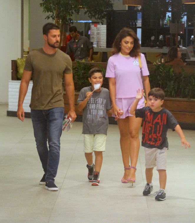 Juliana Paes é só estilo em dia de passeio com a família