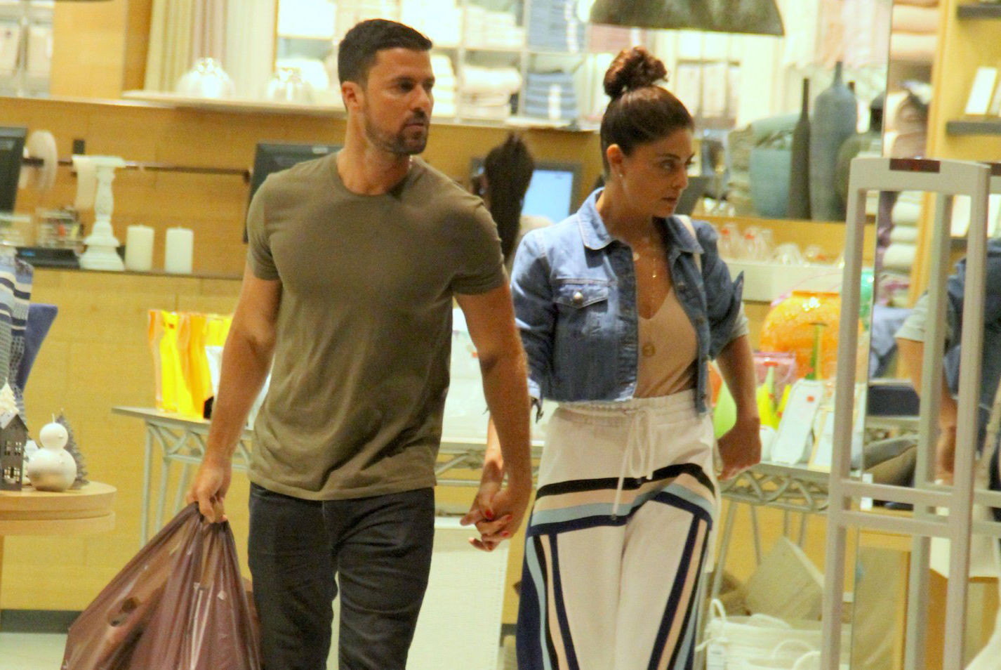 Juliana Paes e marido fazem compras no shopping