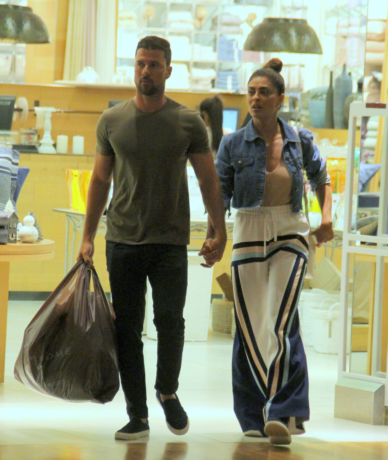 Juliana Paes e o marido fazem compras no shopping