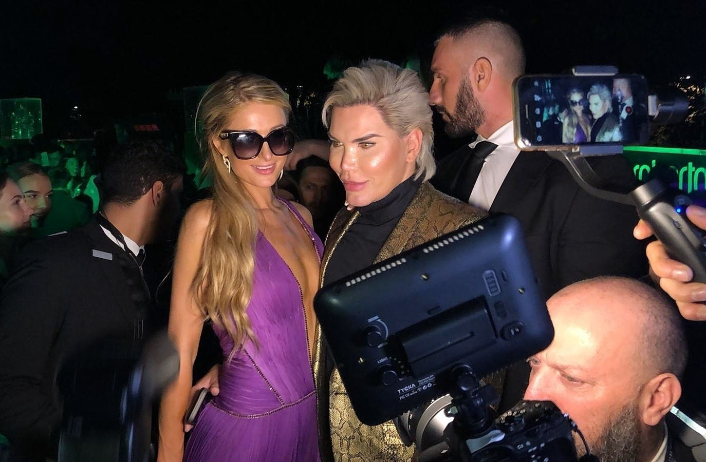 Ken Humano e Paris Hilton em festa na Itália