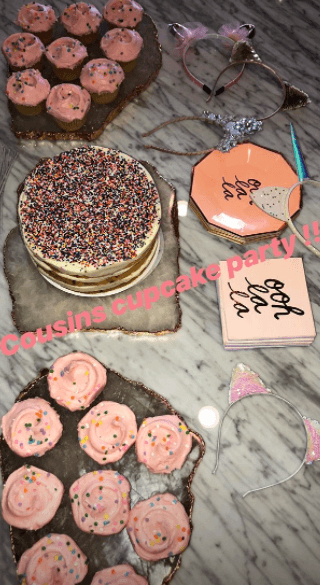 Cupcake e bolo preparados para o mesversário de True, filha de Khloe Kardashian