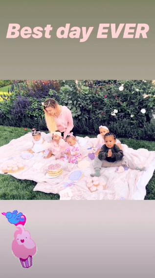 Bebês da Família Kardashian ganham piquenique fofo