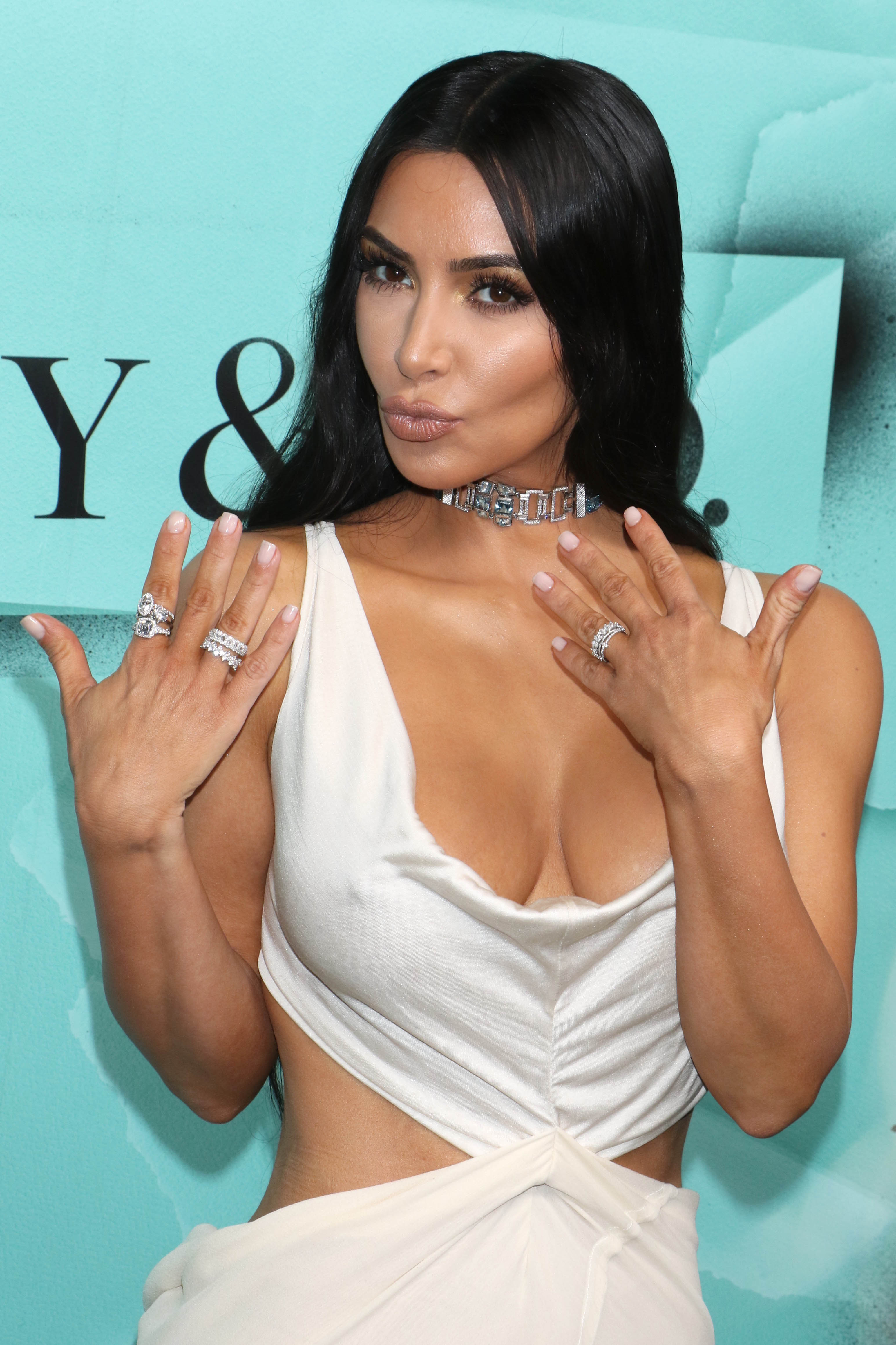 Kim Kardashian exibe joias em evento