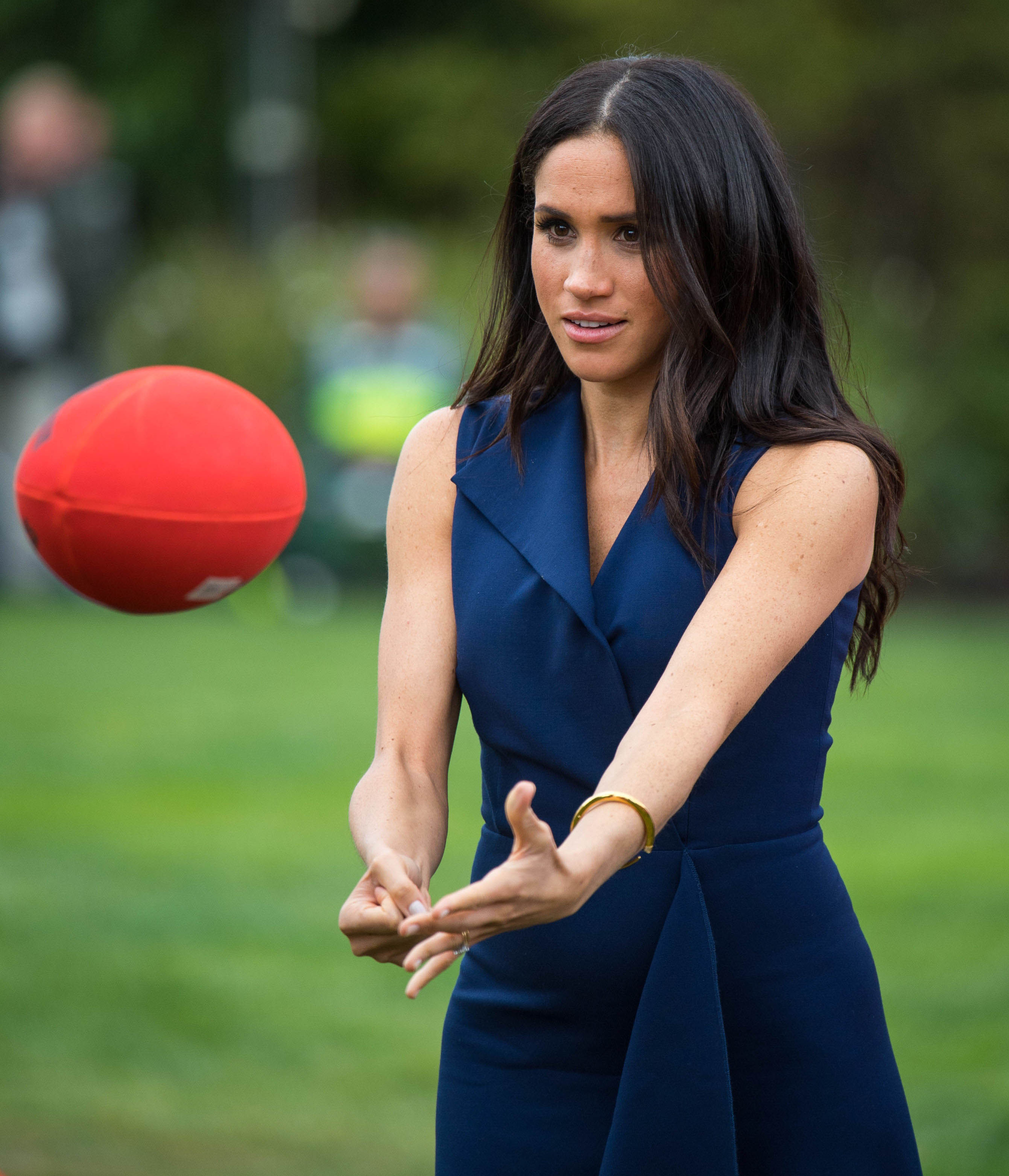 Grávida, Meghan Markle aparece deslumbrante em viagem Real