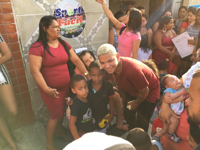 Aldair Playboy faz a alegria dos fãs em visita à comunidade