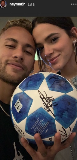 Neymar protagoniza foto romântica com Bruna Marquezine após jogo importante