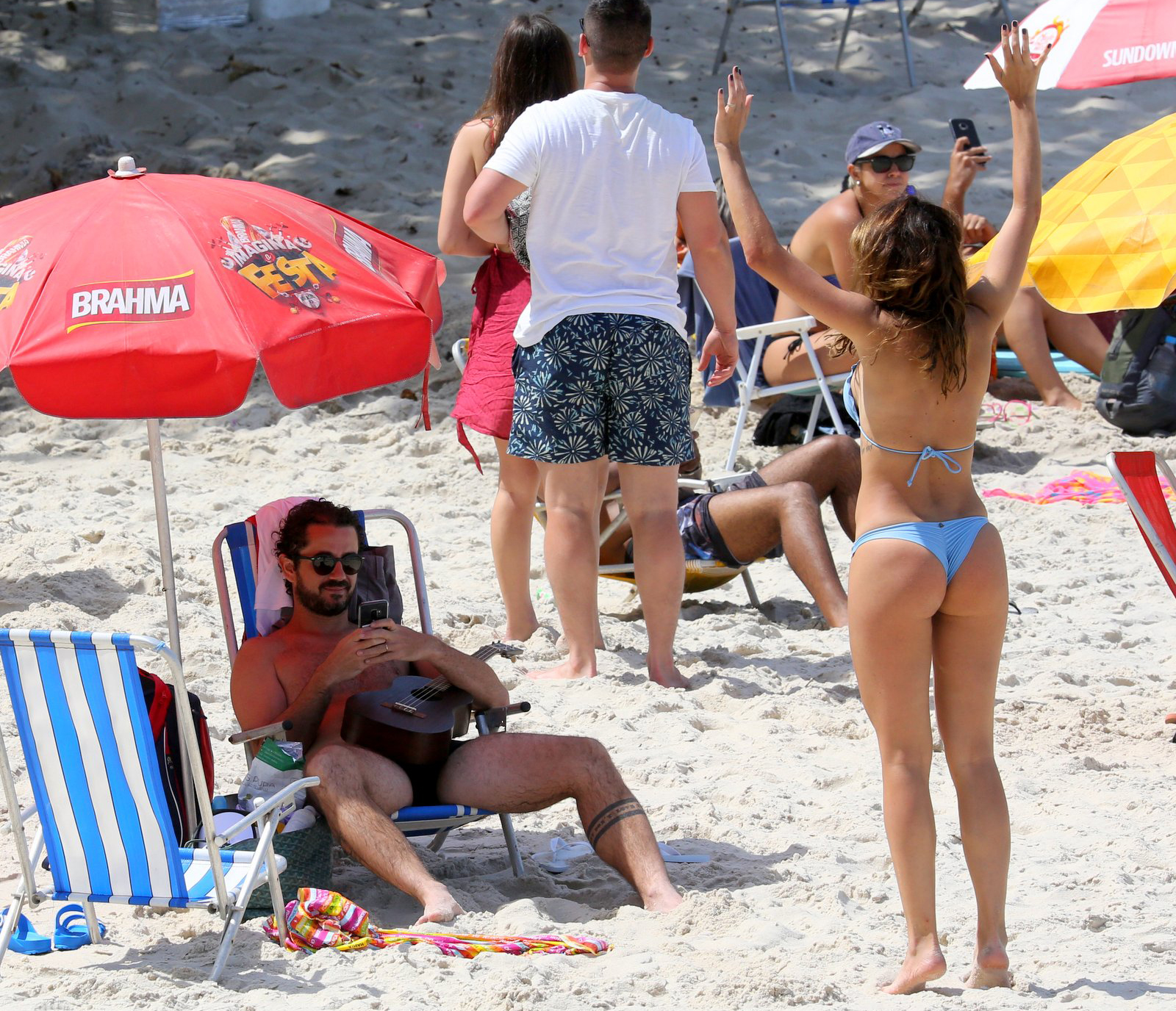 Em clima romântico, Rafa Brites e Felipe Andreoli curtem praia