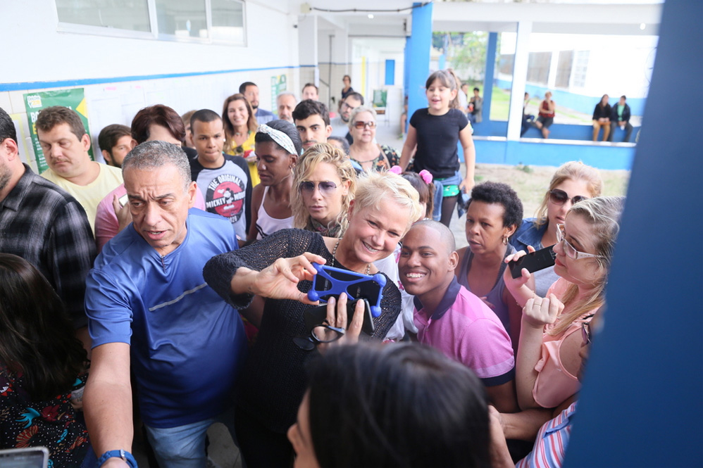 Xuxa Faz selfie com fãs