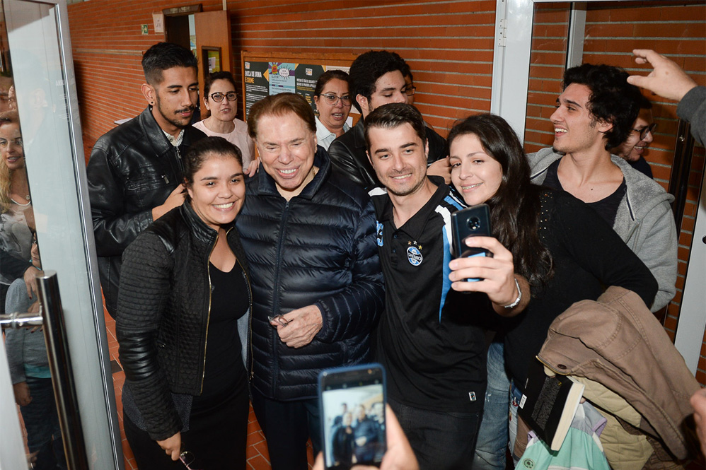 Silvio Santos fotografa com fãs