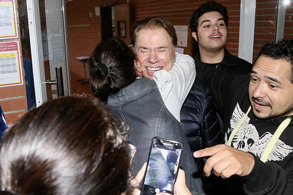 Silvio Santos ganha agarrão de fã