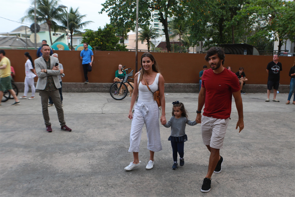 Deborah Secco, Maria Flor e Hugo Moura