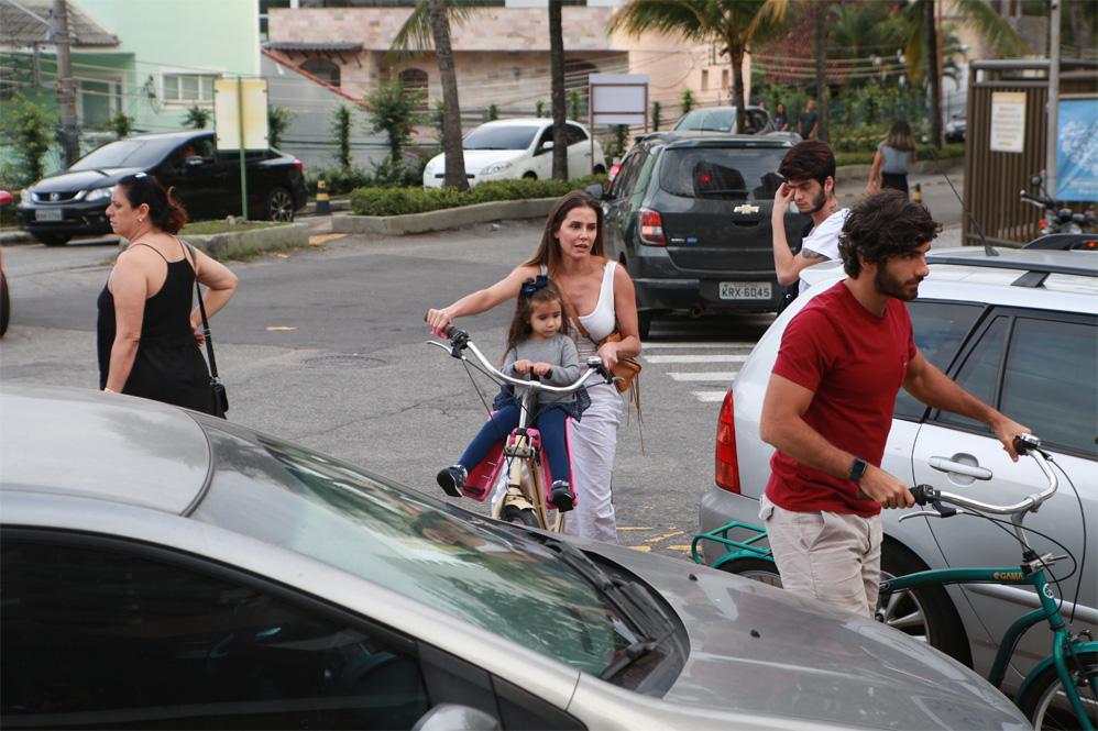 Deborah Secco chegando de bike com a família