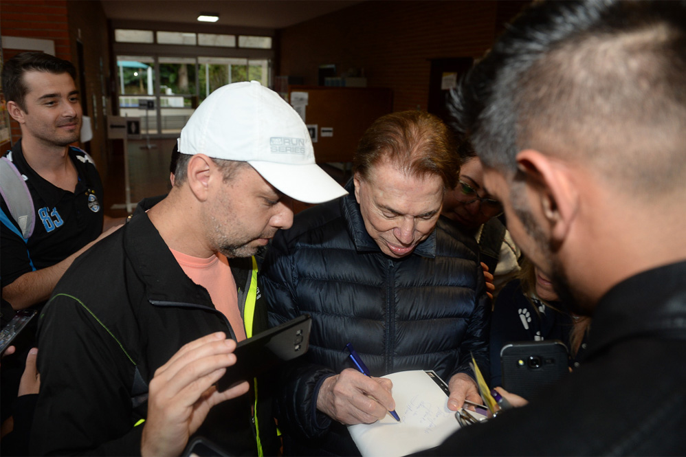 Silvio Santos dá uma paradinha para autografar a um fã