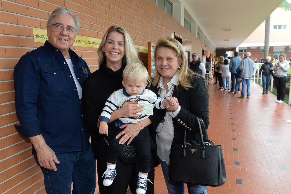 Karina Bacchi com o filho, Enricco e os pais, Ítalo e Nádia