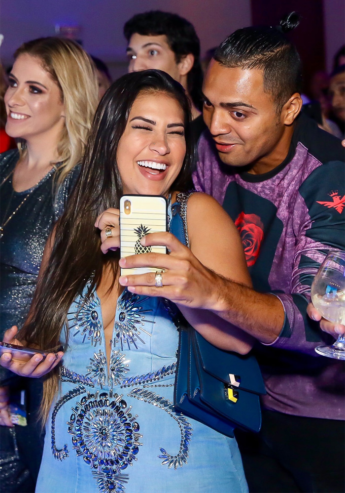 Simone e Tirulipa se divertem em selfie