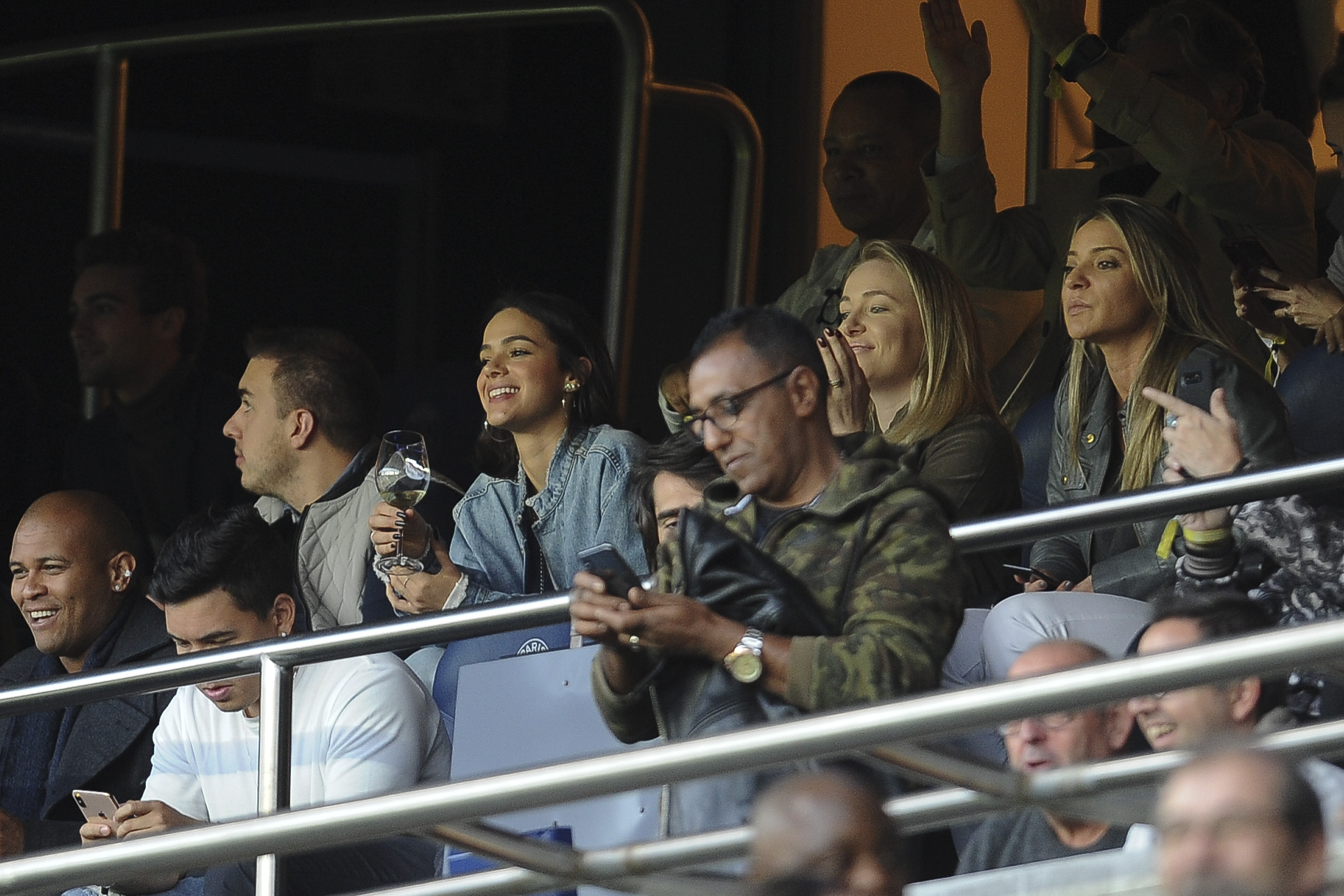 Bruna Marquezine brinca vitória do time de Neymar com um bom vinho