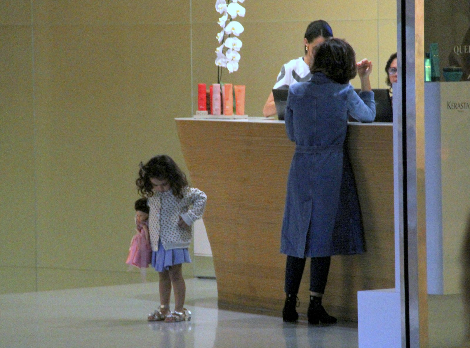 Vanessa Giacomo e a filha no shopping
