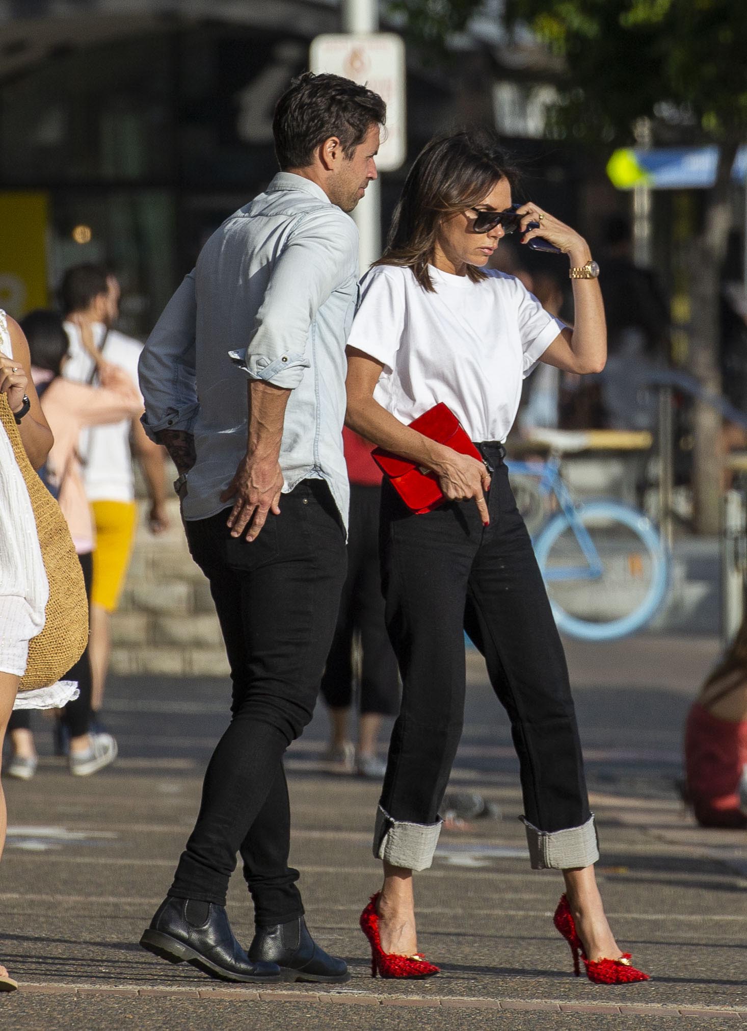 Victoria Beckham esbanja estilo em passeio com os filhos