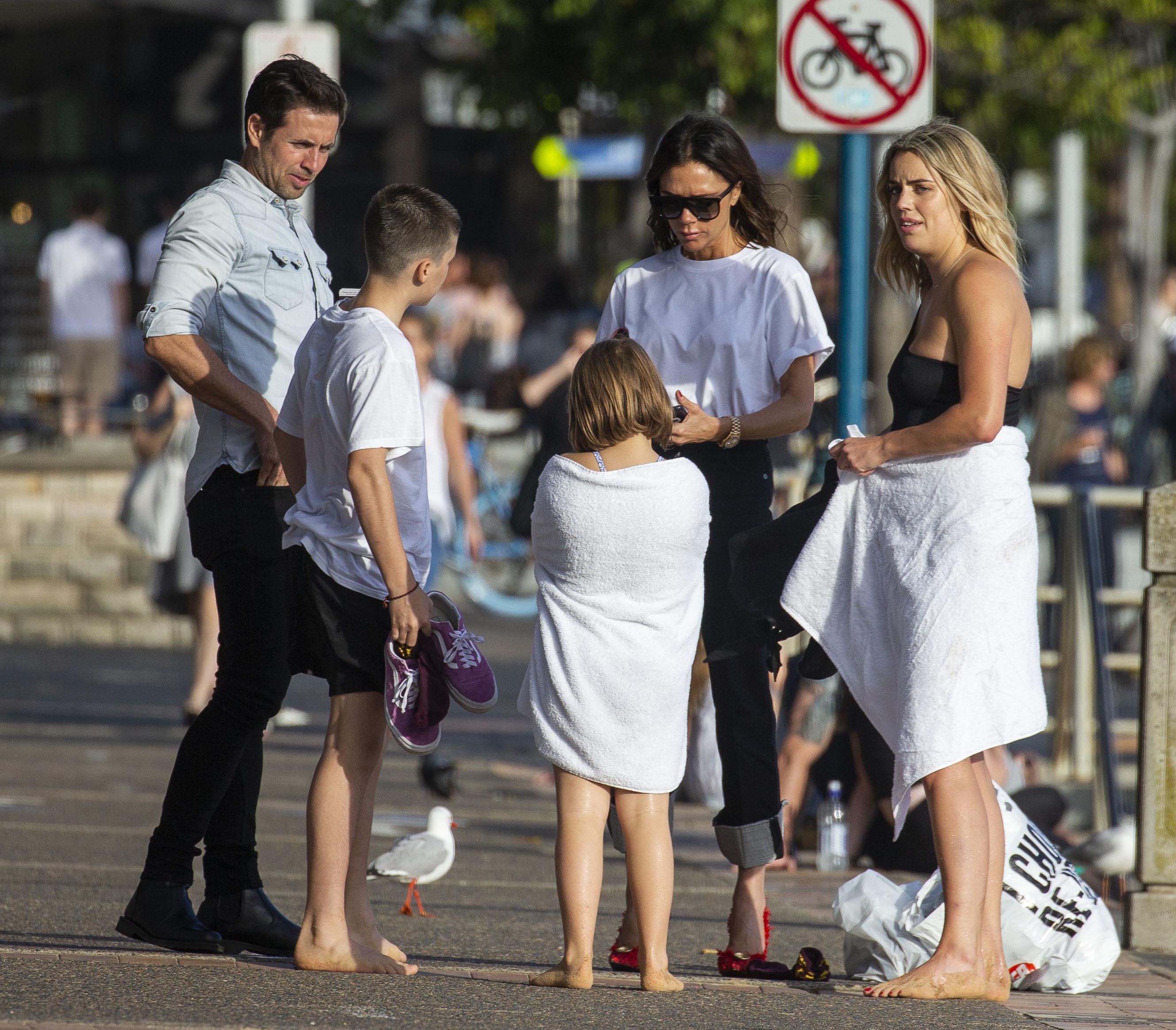 Victoria Beckham esbanja estilo em passeio com os filhos