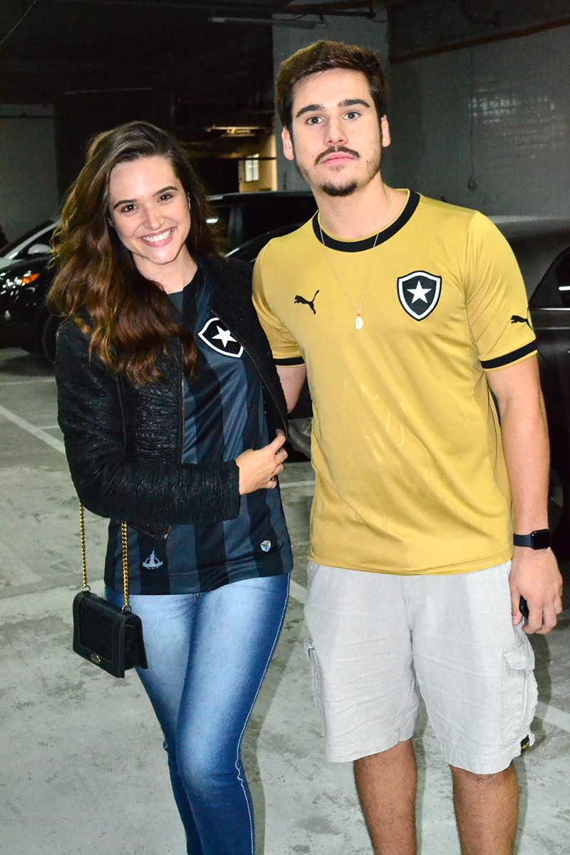 Juliana Paiva e Nicolas Prattes no jogo do Botafogo