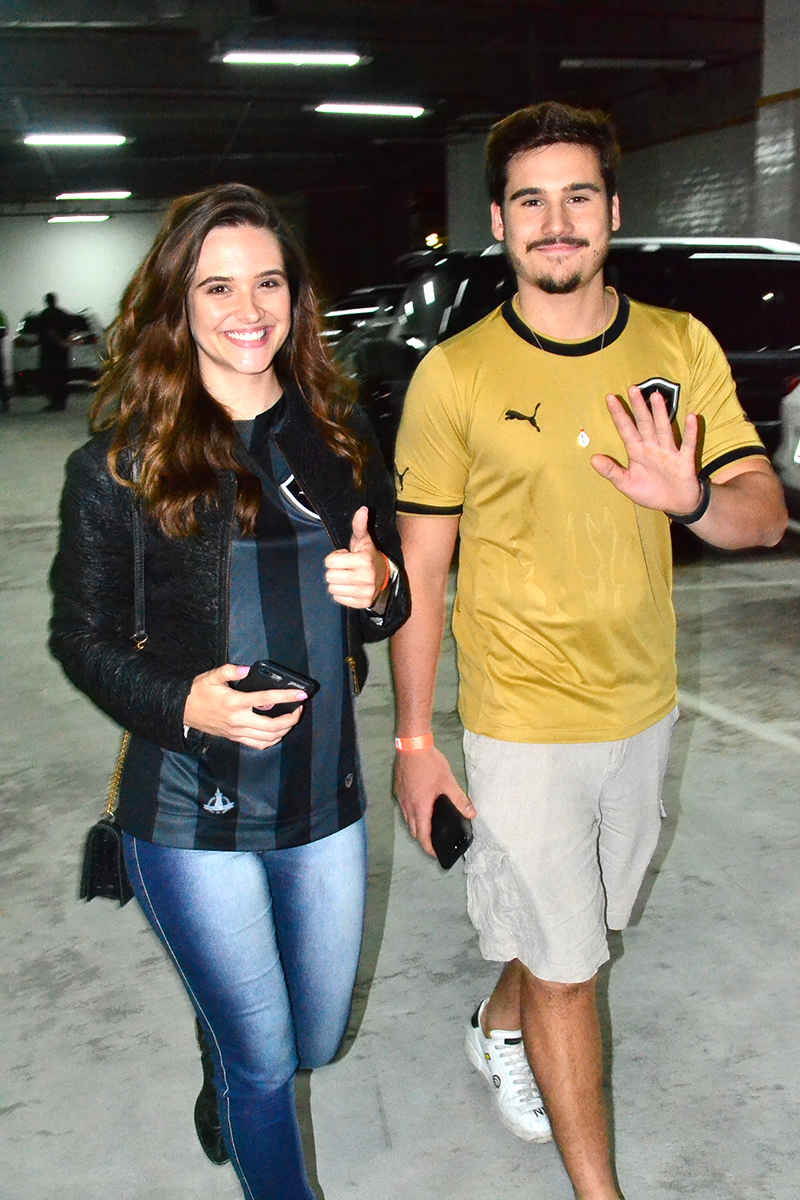 Juliana Paiva e Nicolas Prattes vão ao jogo do Botafogo