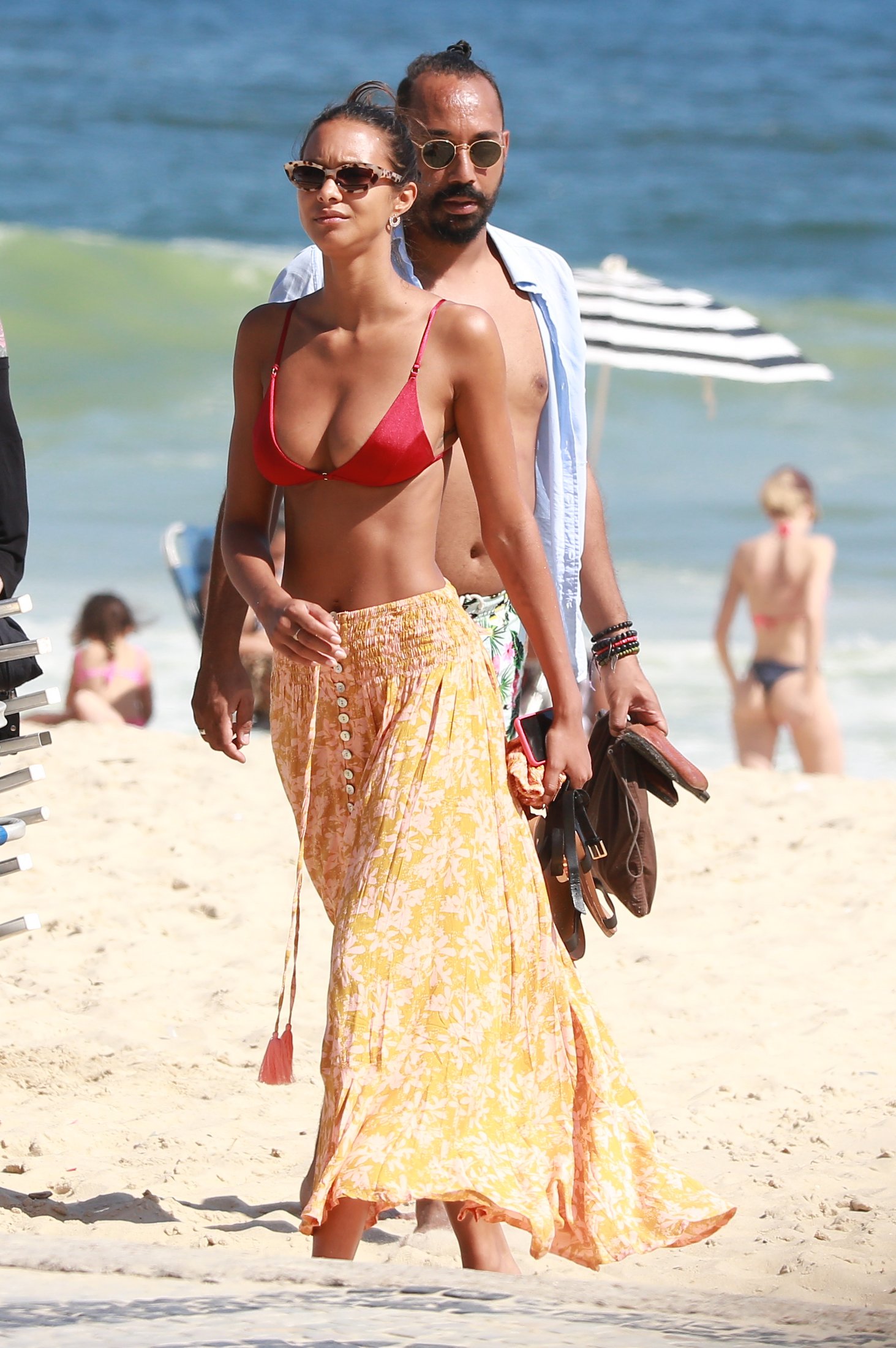 modelo Lais Ribeiro curte a praia de Ipanema
