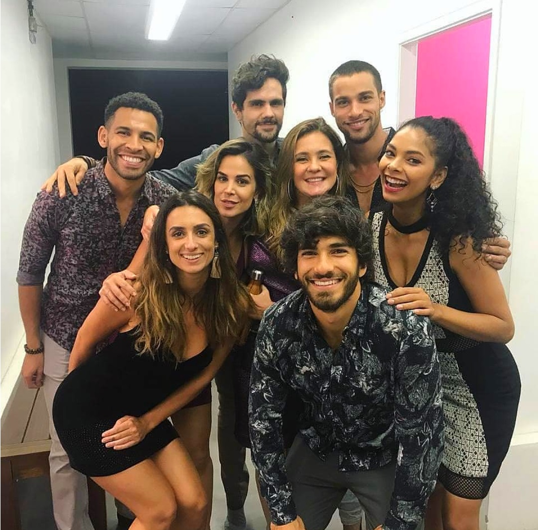 Adriana Esteves posa com elenco de Segundo Sol na reta final da trama