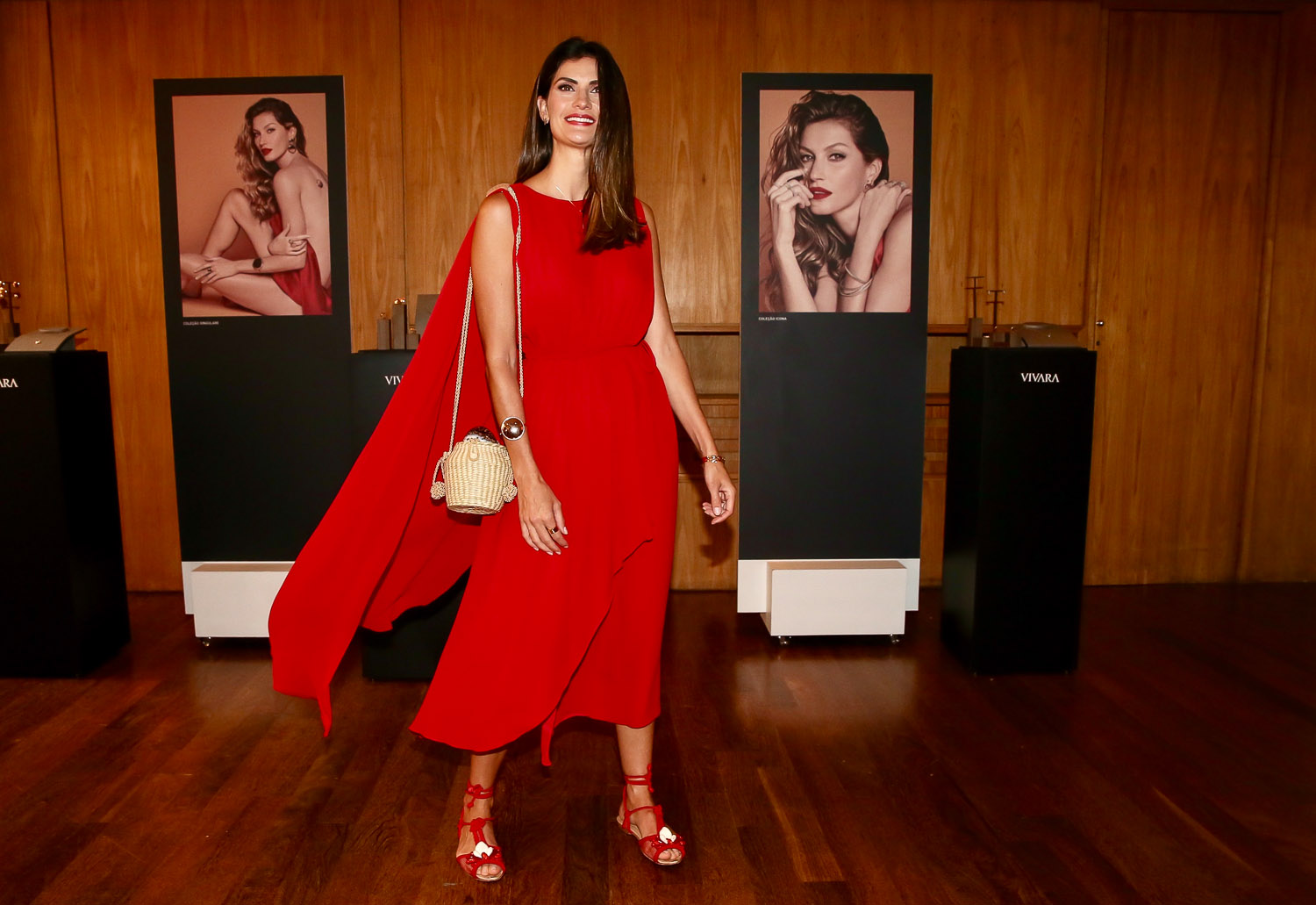 Isabella Fiorentino aposta em lindo look vermelho para evento