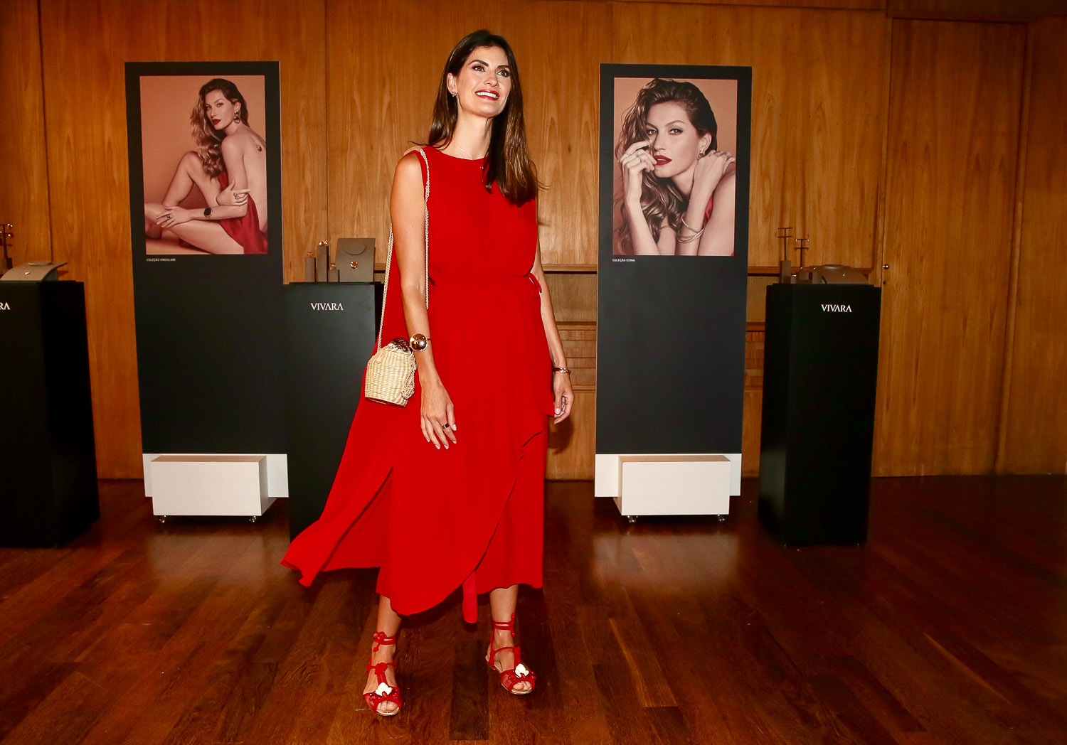 Isabella Fiorentino aposta em lindo look vermelho para evento