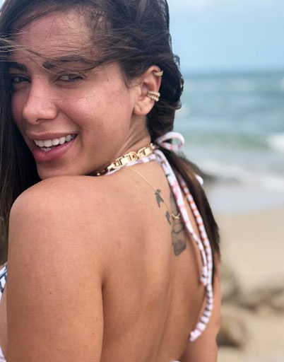 Anitta com sua tatuagem nas costas