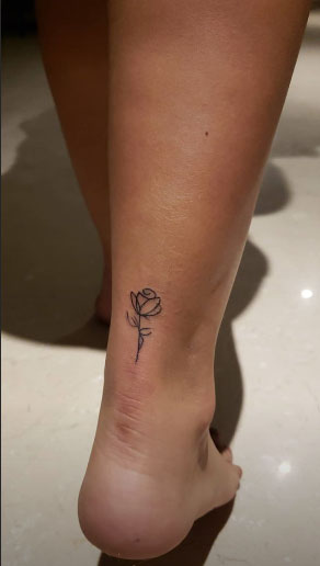 Após tatuar nome do irmão, Anitta mostra novo desenho. Veja!