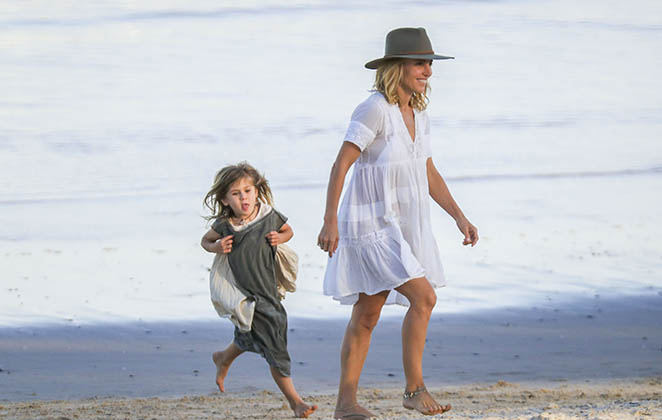 Chris Hemsworth e Elsa Pataky levam filhos para praia