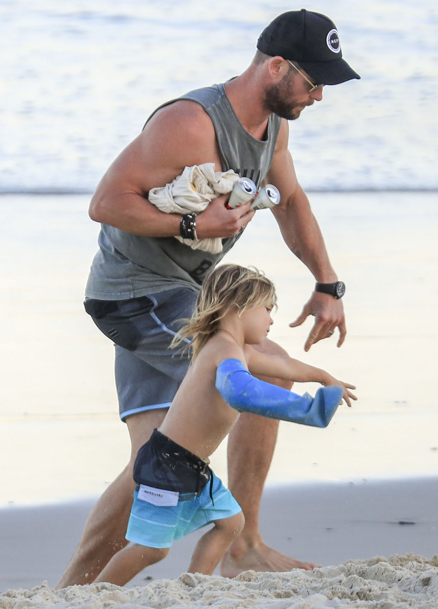 Chris Hemsworth e Elsa Pataky levam filhos para praia