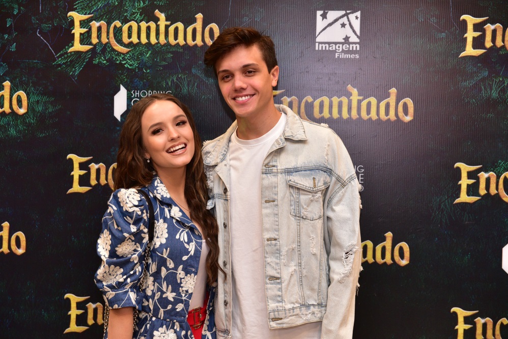 Larissa Manoela e Léo Cidade curtem pré-estreia