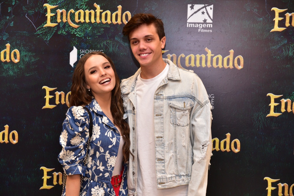 Larissa Manoela e Léo Cidade curtem pré-estreia