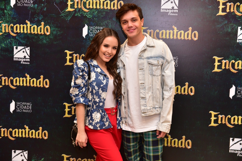 Larissa Manoela e Léo Cidade curtem pré-estreia