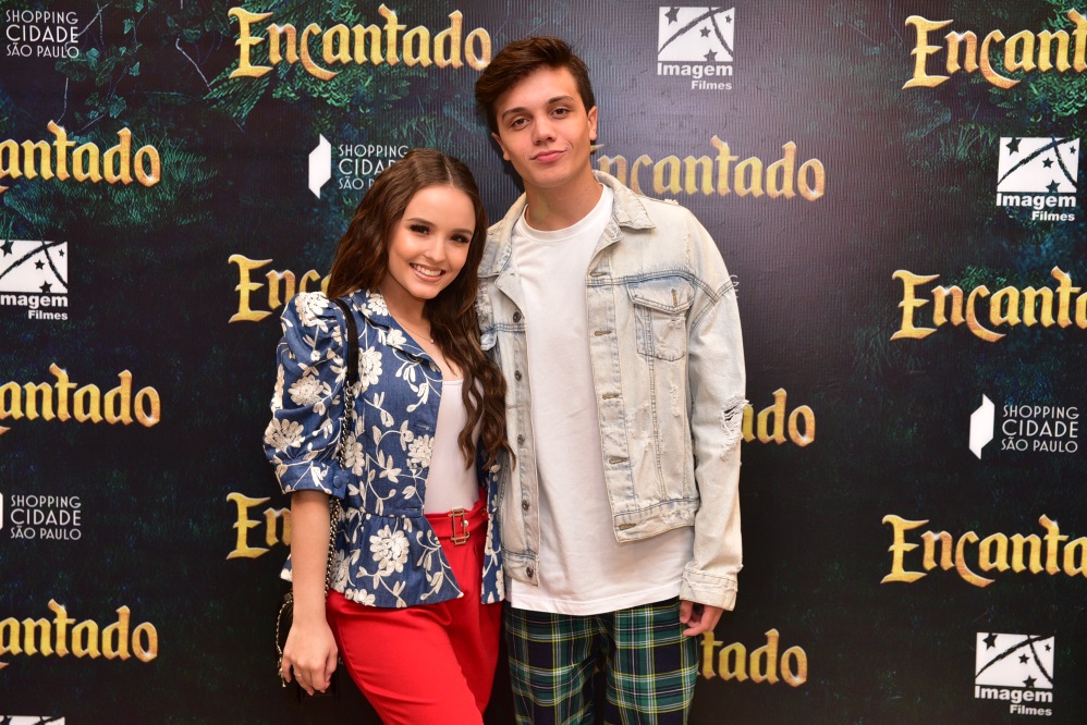 Larissa Manoela e Léo Cidade curtem pré-estreia