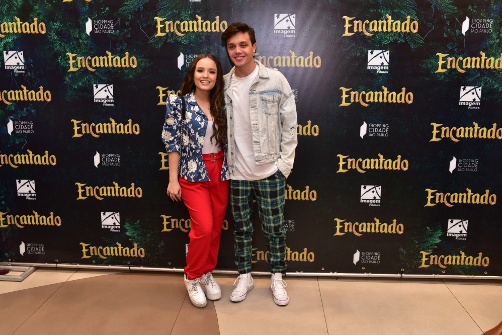 Larissa Manoela e Léo Cidade curtem pré-estreia