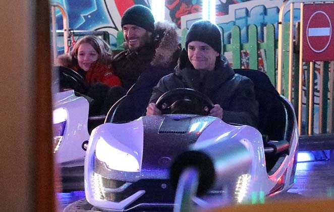 David Beckham curte parque de diversões com filhos