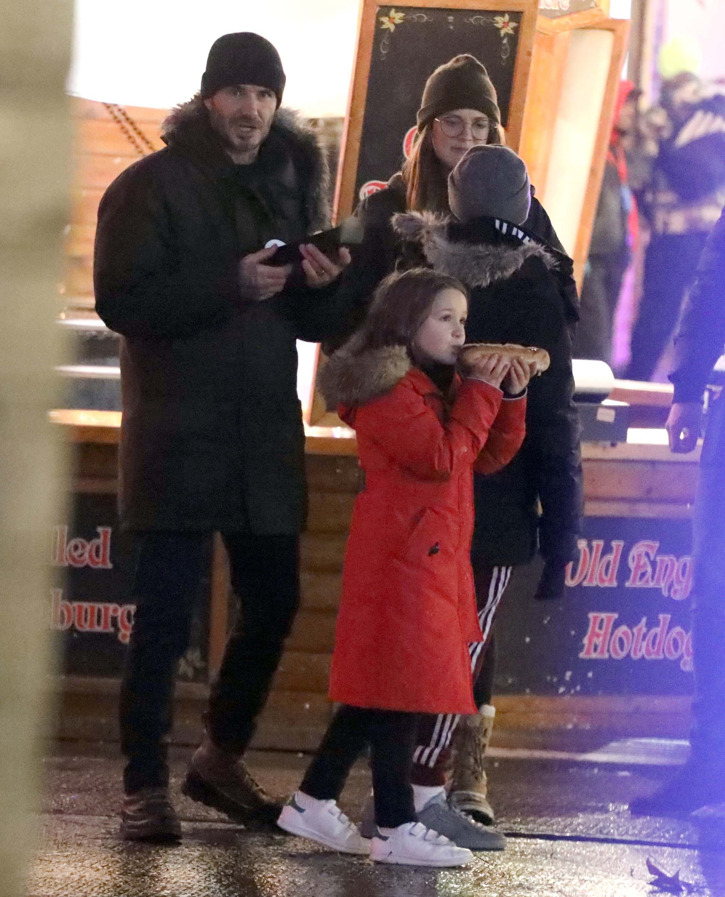 David Beckham curte parque de diversões com filhos