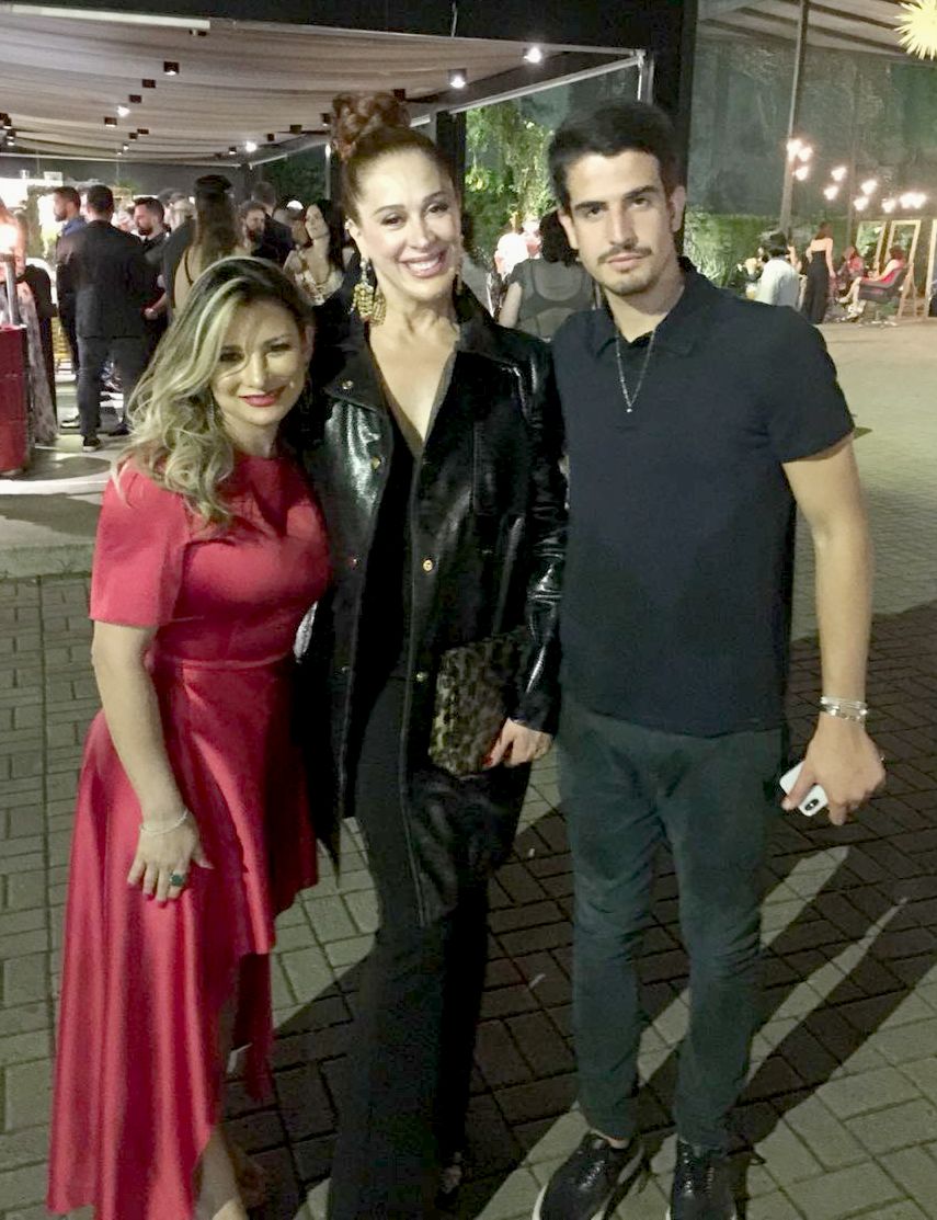 Claudia Raia chegou na festa acompanhada de seu filho, Enzo Celulari