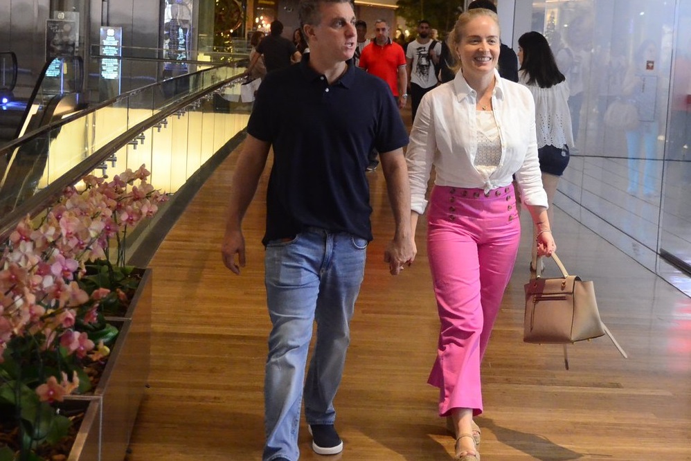 Angélica e Luciano Huck vão às compras em shopping