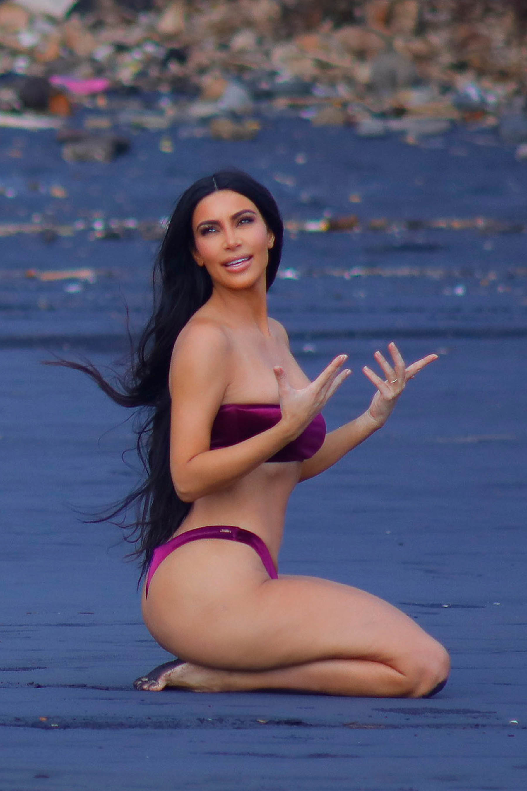 Sereia! Kim Kardashian exibe curvas em nova sessão de fotos