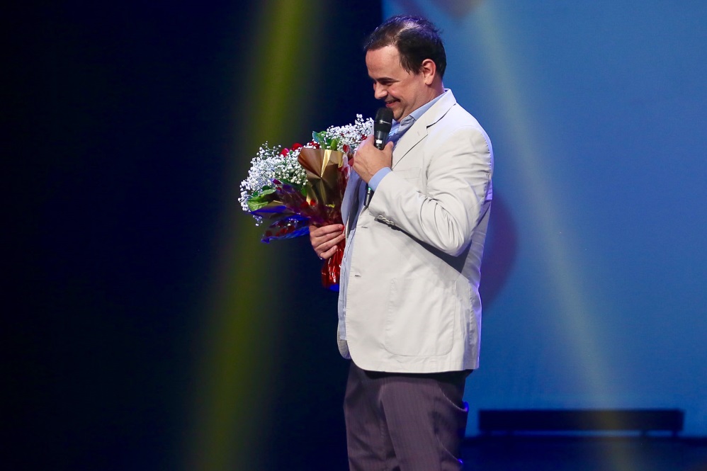 Márvio Lúcio tasca beijaço na mulher no palco de teatro