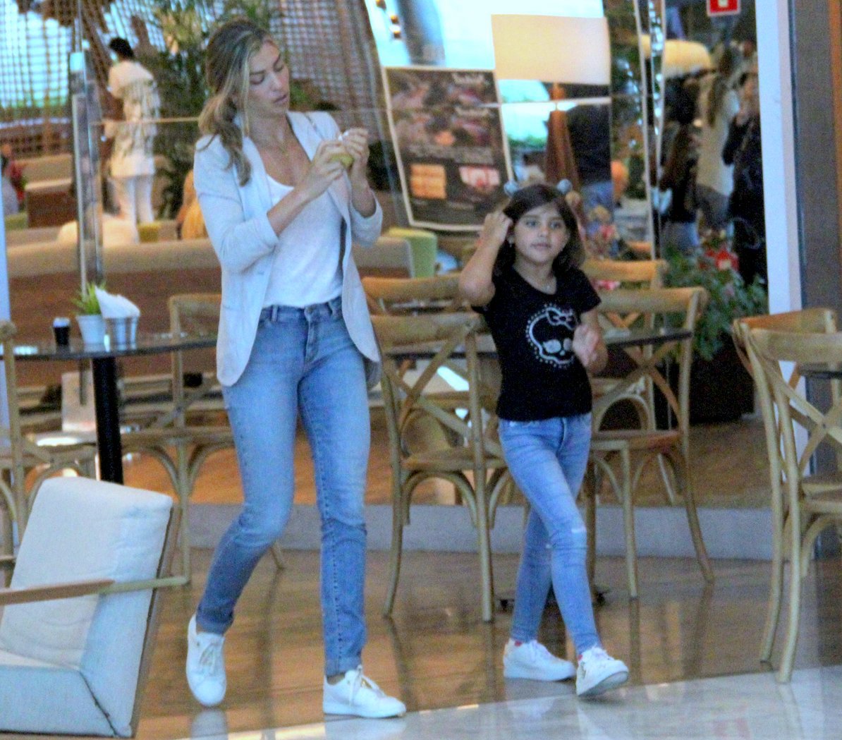 Grazi Massafera passeia com a filha, Sofia, pelo shopping no Rio